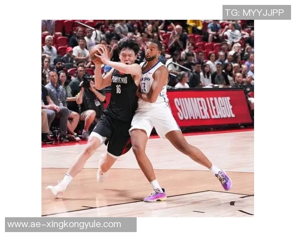 杨瀚森低位背打轻松突破对手单脚上篮展现绝佳技术