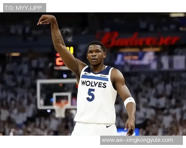 艾顿分享黑皮衣帅照展现独特魅力自律成就与众不同的能量